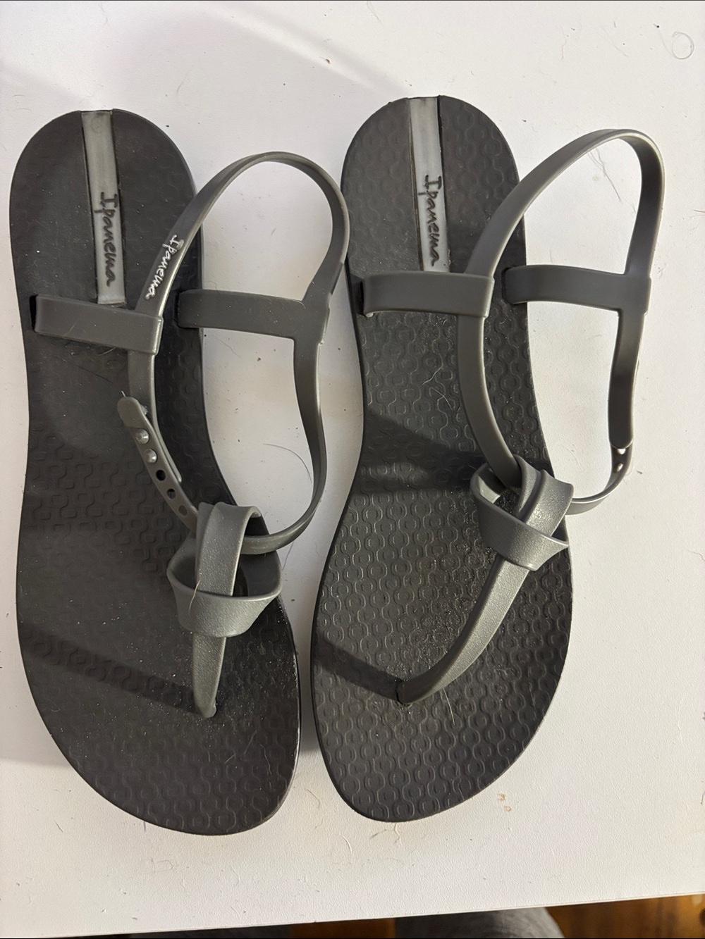 Ipanema Women's Gray Knotted T-Strap Sandals